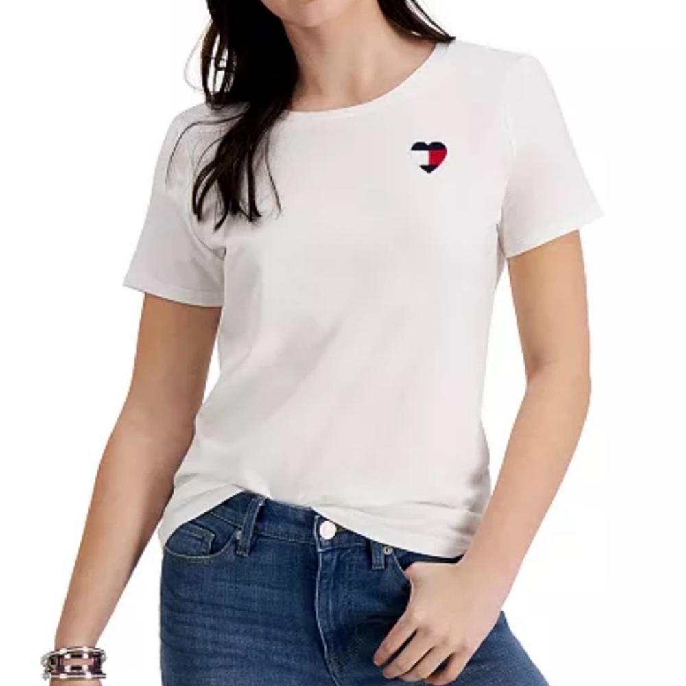 Tommy Hilfiger | 🤍 heart logo T-shirt.